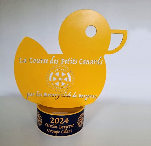 Parallèlement à la tombola, un trophée a été décerné à un des nombreux sponsors : celui dont le "canard géant" est arrivé en tête